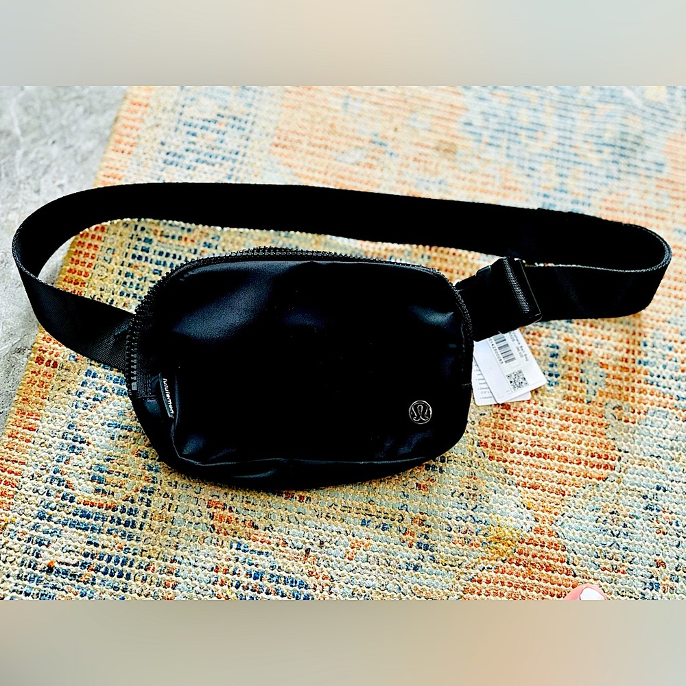 Lululemon everywhere belt bag So black